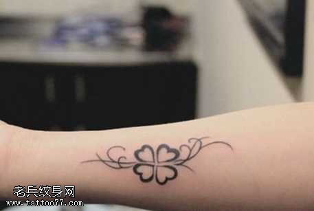 手臂四叶草纹身图案