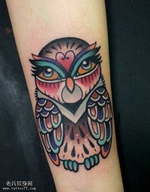 手臂猫头鹰纹身图案