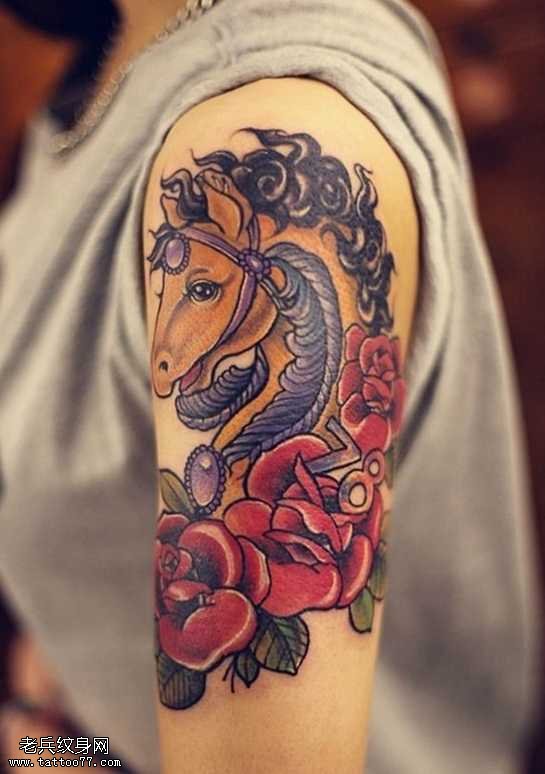 手臂彩色马玫瑰花纹身图案