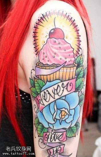 胳膊彩色蛋糕纹身图案