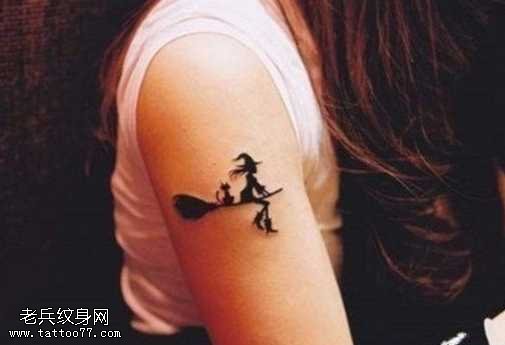 手臂小女巫纹身图案