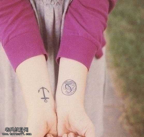 手臂方向标纹身图案