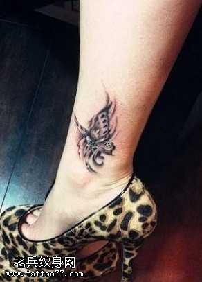 腿部蝴蝶纹身图案