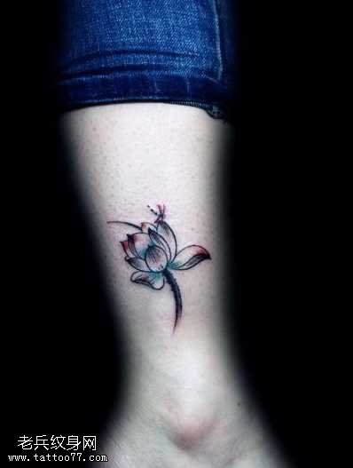 腿部莲花纹身图案