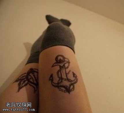 腿部船锚黑灰欧美纹身图案
