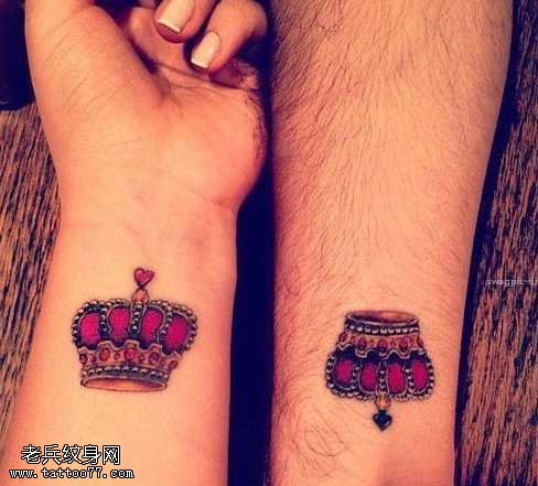 手腕彩色皇冠纹身图案