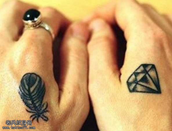 手背钻石和笔纹身图案