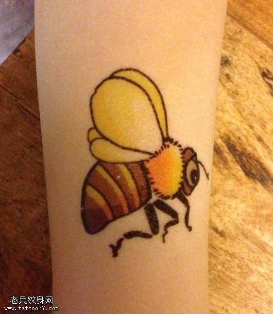 手臂上彩色蜜蜂纹身图案