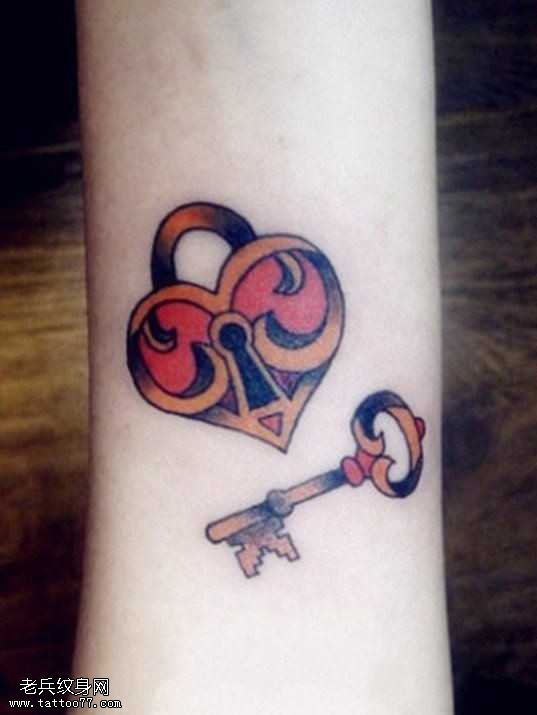手臂心形锁钥匙纹身图案