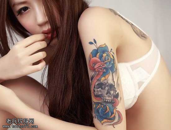 手臂彩色骷髅纹身图案