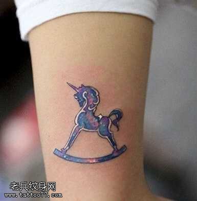 手臂三角星空纹身图案