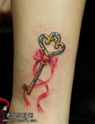 腿部很漂亮的钥匙蝴蝶结纹身图案