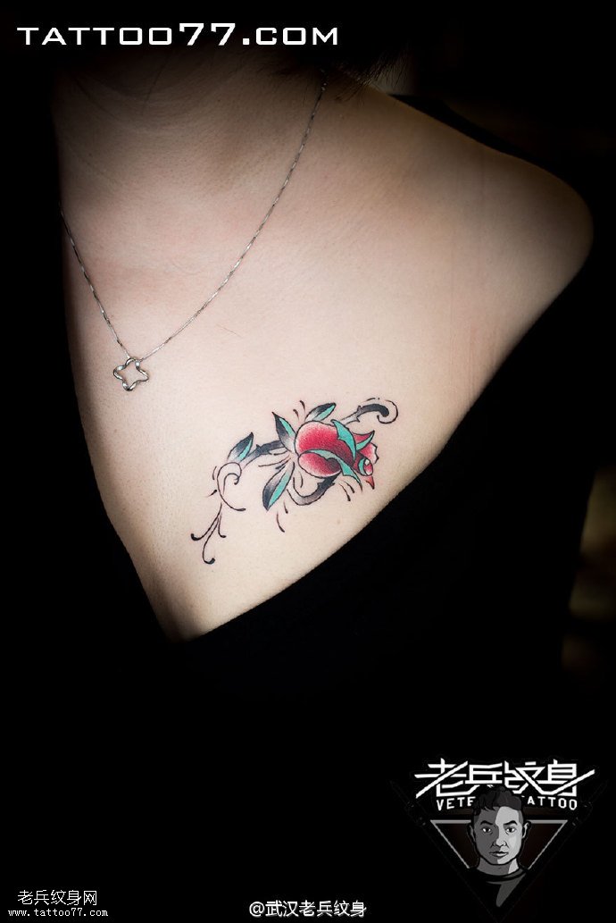 胸部玫瑰花纹身图案作品