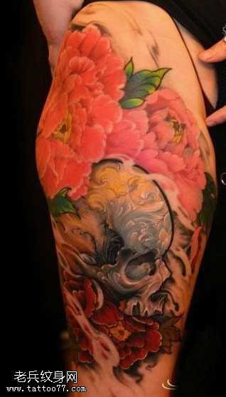 腿部彩色骷髅牡丹花纹身图案