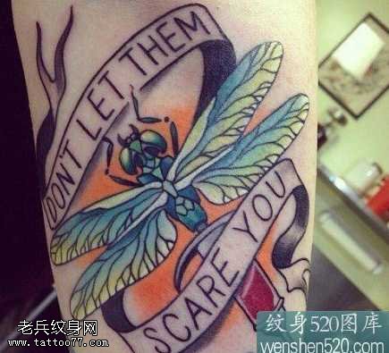 手臂彩色蜻蜓字母纹身图案