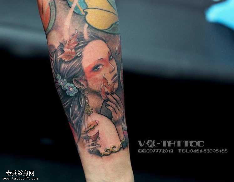 手臂彩色纹身图案