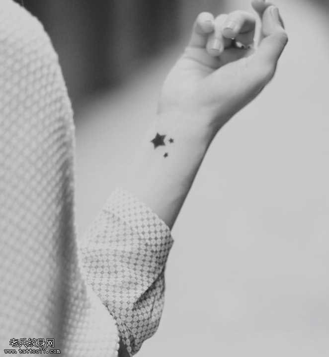 手臂星星纹身图案