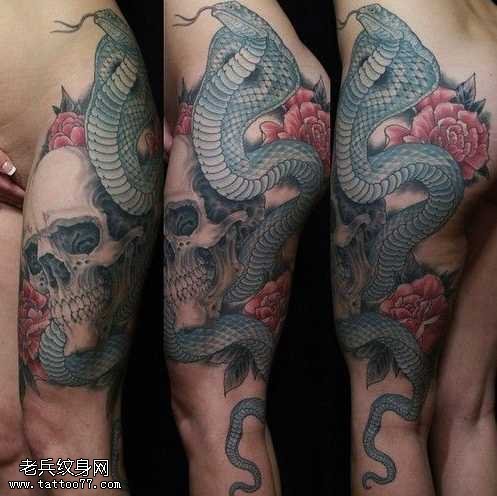 手臂上骷髅和蛇纹身图案