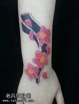 手臂花纹身图案