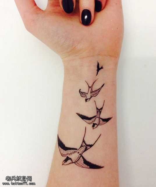 手腕内侧燕子纹身图案