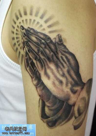 大臂双手合十纹身图案