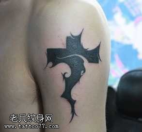 手臂另类的一幅图腾十字架纹身图案