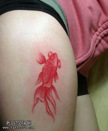 腿部小金鱼纹身图案
