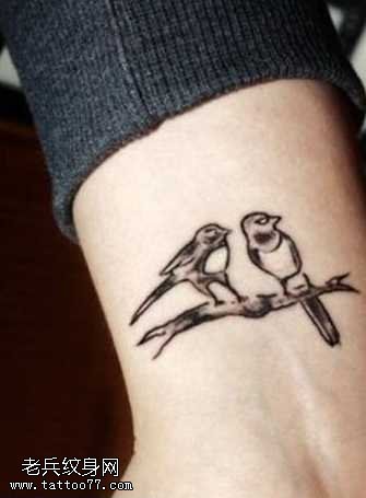手腕处小鸟图腾纹身图案