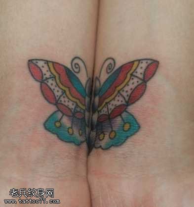 手腕纹身拼成蝴蝶纹身图案