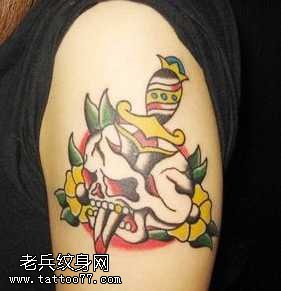 大臂上匕首骷髅纹身图案