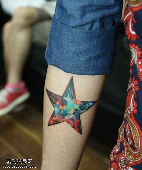 手臂星空五角星纹身图案