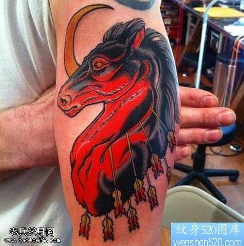 手臂彩色马纹身图案
