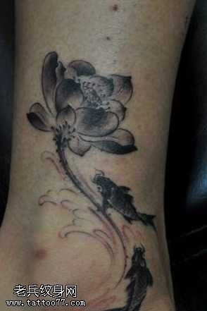 腿部水墨画鲤鱼莲花纹身图案