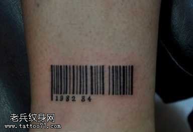 腿部精美的条形码纹身图案