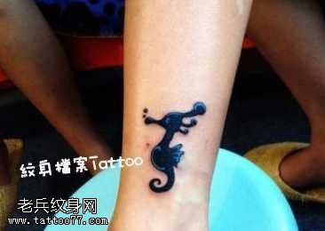 腿部好看的图腾海马纹身图案