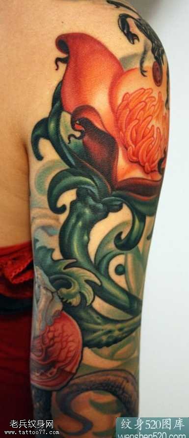 手臂上盛开橘黄色花朵纹身图案