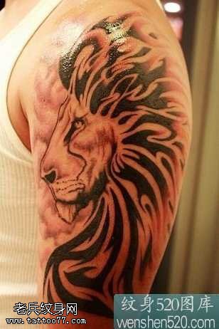 手臂狮子纹身图案