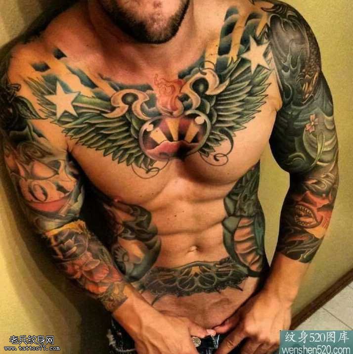 胸部翅膀纹身图案