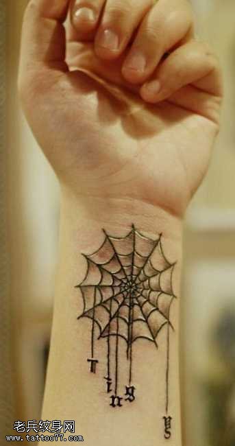 手腕蜘蛛网纹身图案
