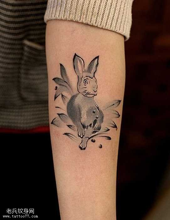 手臂兔子纹身图案