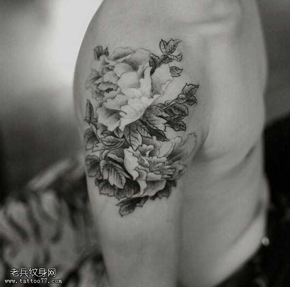 手臂牡丹花纹身图案