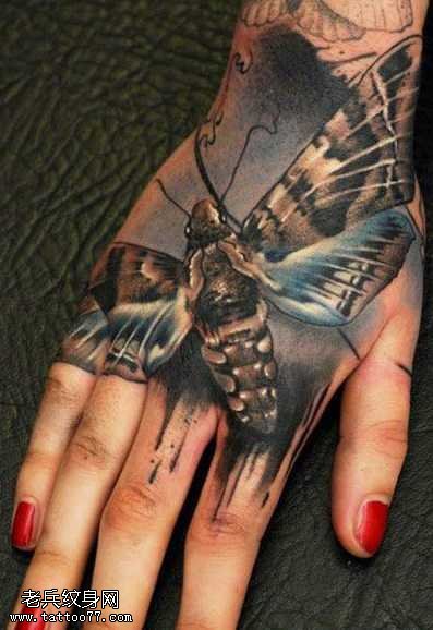 手背飞蛾纹身图案