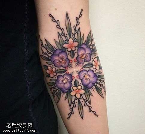 手臂紫花朵纹身图案