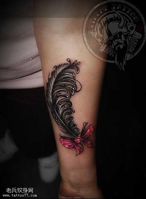 手臂黑灰羽毛纹身图案