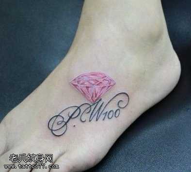 腿部钻石纹身图案