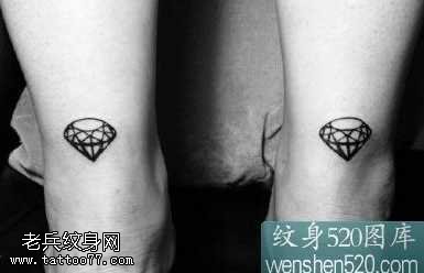 腿部钻石纹身图案