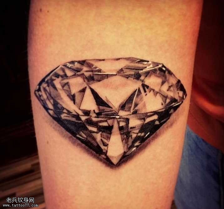 腿部逼真钻石纹身图案