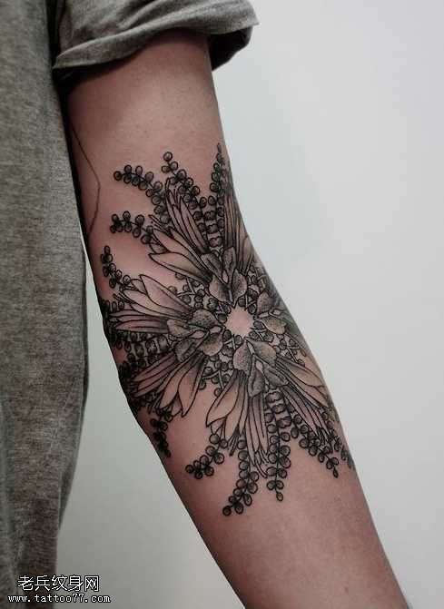 手臂超有个性花的纹身图案