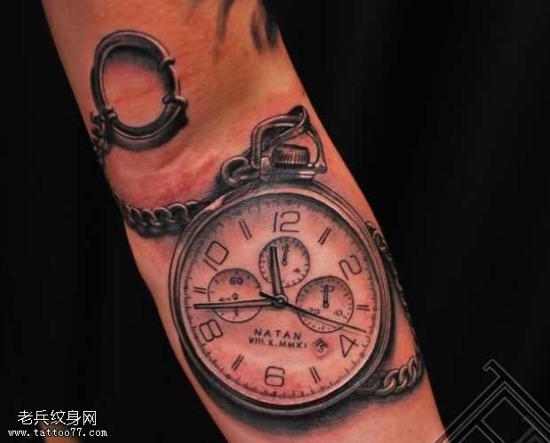 手臂上记载生命的时钟纹身图案