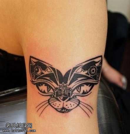 手臂精美的图腾猫咪纹身图案